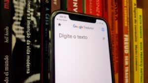 Google Tradutor passa a traduzir conversas em tempo real por fones de ouvido