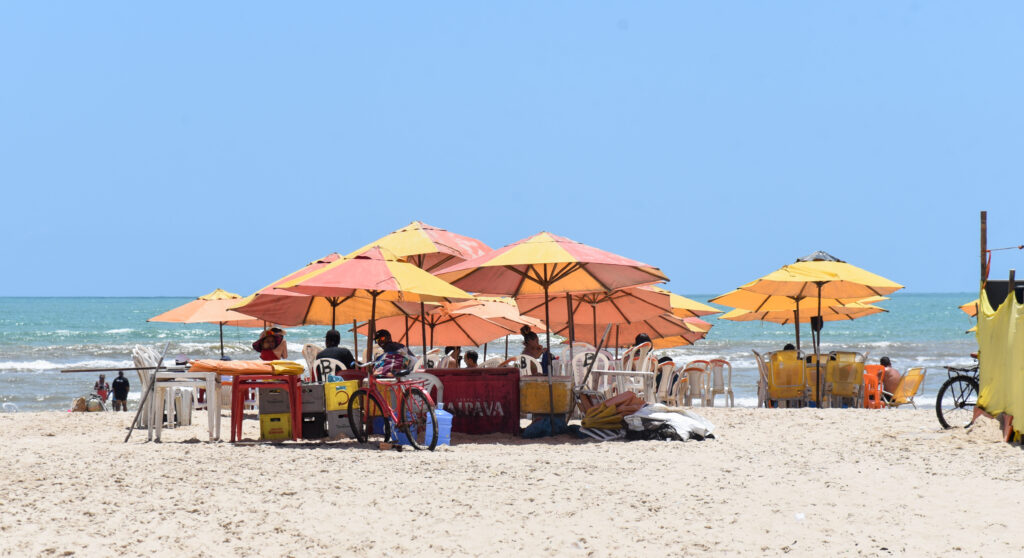 Procon Aracaju fiscaliza praia de Atalaia para coibir cobranças abusivas