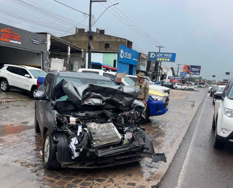 Acidente entre caçamba e carro deixa três pessoas feridas na SE-270 em Lagarto Acidente entre caçamba e carro deixa três pessoas feridas na SE-270 em Lagarto