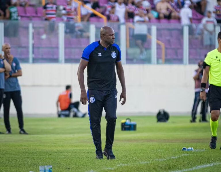 Confiança anuncia demissão do técnico Cláudio Caçapa após nova derrota na Série C Confiança anuncia demissão do técnico Cláudio Caçapa após nova derrota na Série C