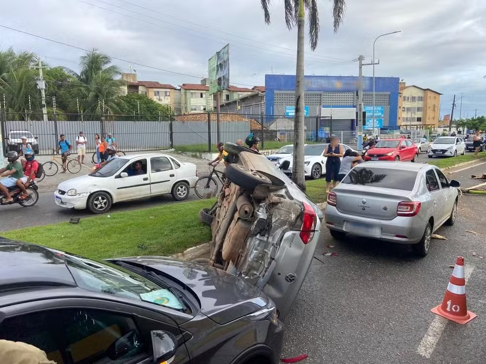 Condutor perde controle da direção e carro capota na Barra dos Coqueiros Condutor perde controle da direção e carro capota na Barra dos Coqueiros
