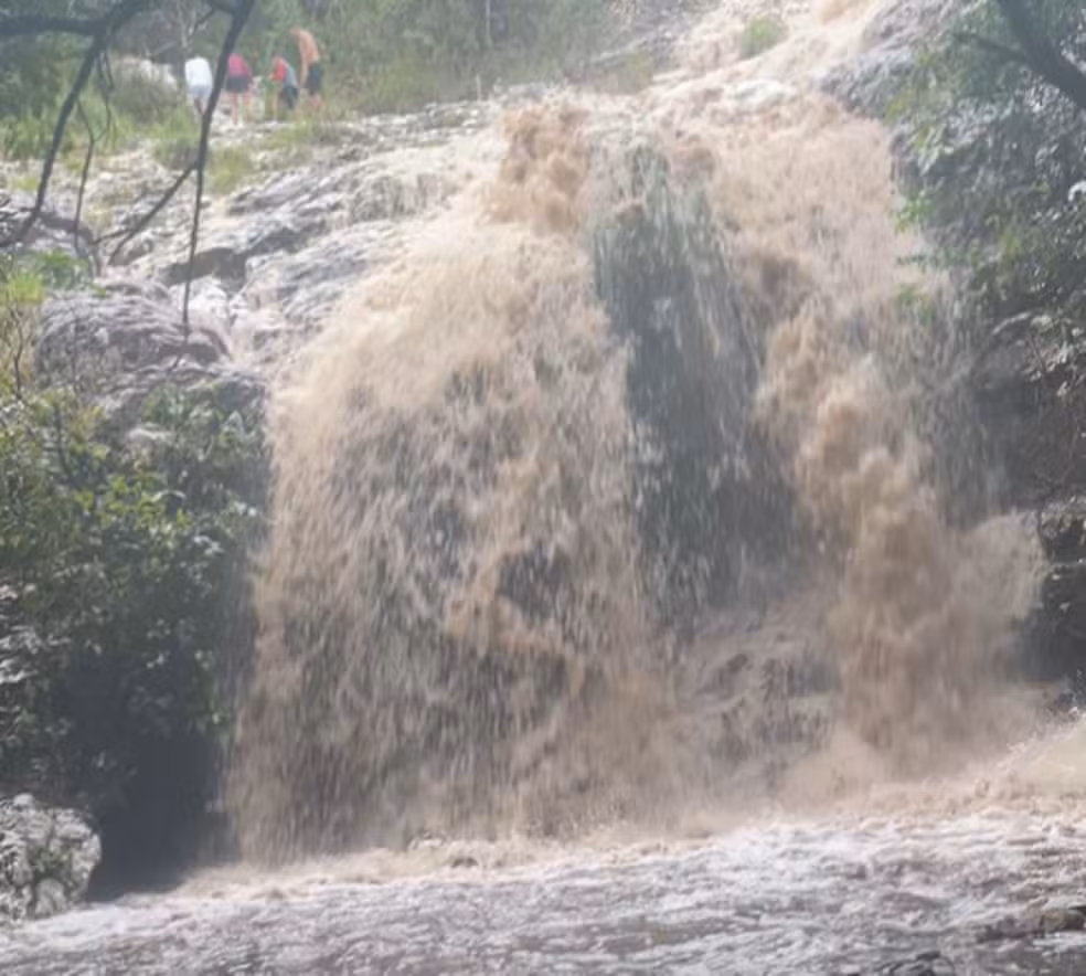 Guia de turismo e adolescente morrem durante passeio escolar nos Pilões da Ribeira, em Itabaiana Guia de turismo e adolescente morrem durante passeio escolar nos Pilões da Ribeira, em Itabaiana