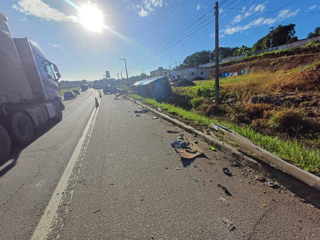 Ônibus com estudantes universitários de Lagarto tomba na BR-101 em São Cristóvão Ônibus com estudantes universitários de Lagarto tomba na BR-101 em São Cristóvão