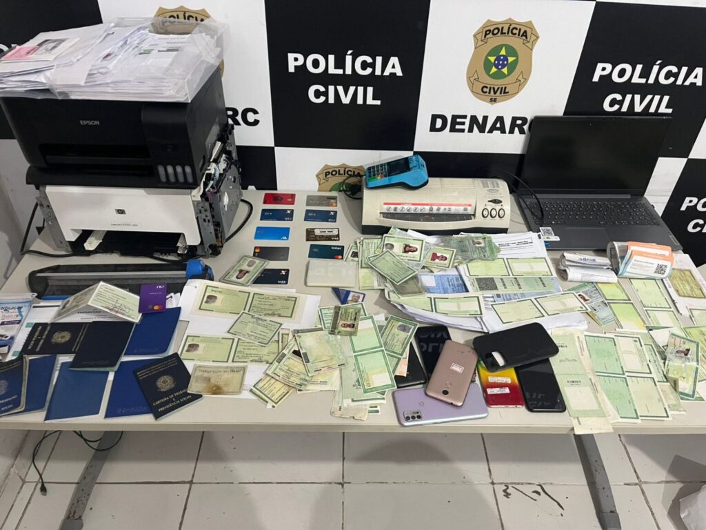 Polícia Civil prende suspeito e apreende mais de 150 cartões bancários durante operação em Itabaiana Polícia Civil prende suspeito e apreende mais de 150 cartões bancários durante operação em Itabaiana