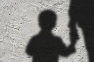 Filhos e dependentes de vítimas de feminicídio passam a ter direito à pensão especial do INSS