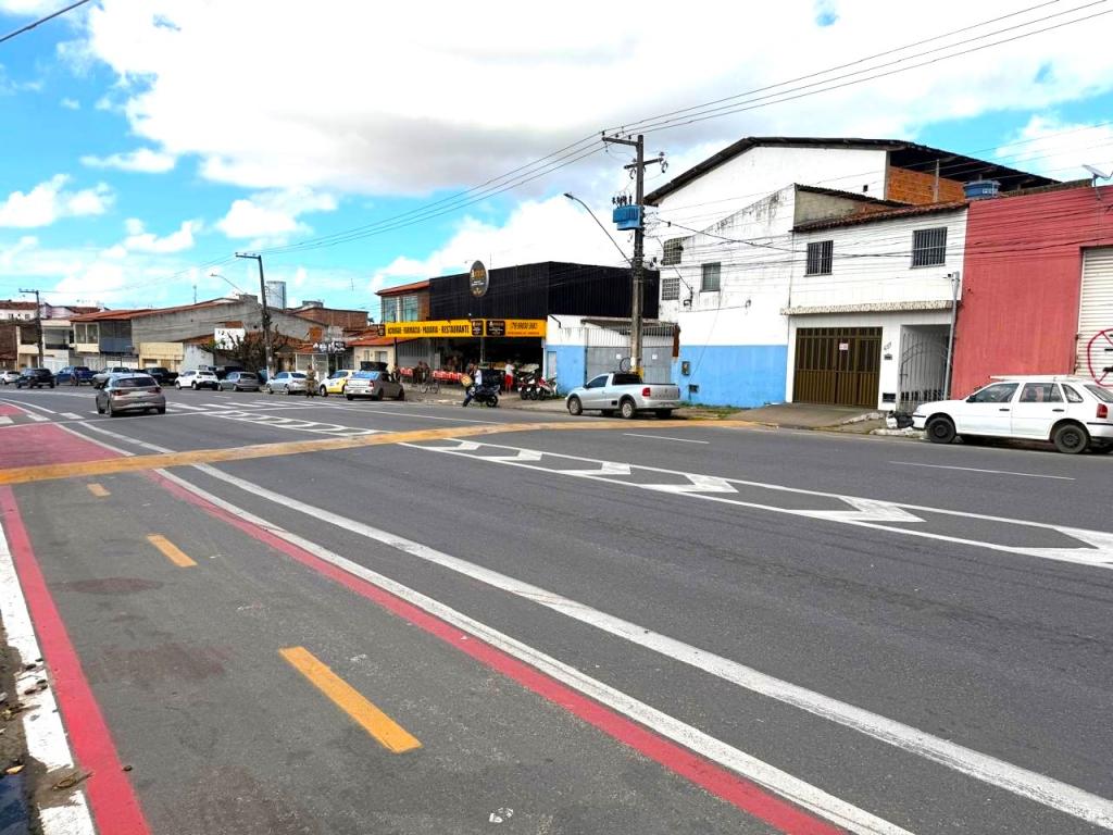 Prefeitura revitaliza sinalização da Avenida Santa Gleide e reforça segurança no trânsito