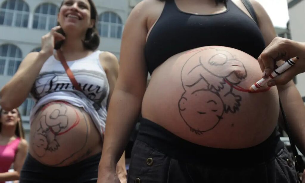 Pesquisa aponta que fatores sociais e estruturais influenciam alta taxa de cesarianas no Brasil Pesquisa aponta que fatores sociais e estruturais influenciam alta taxa de cesarianas no Brasil