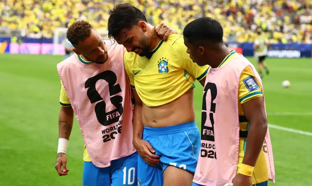Lucas Paquetá sofre lesão na coxa e vira dúvida para sequência da Copa do Mundo Lucas Paquetá sofre lesão na coxa e vira dúvida para sequência da Copa do Mundo