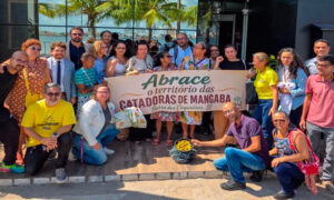 Protesto de catadoras de mangaba marca sessão sobre área destinada à associação na Barra dos Coqueiros
