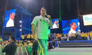 Flávio Bolsonaro concentra discurso em segurança pública durante ato de campanha no Rio de Janeiro